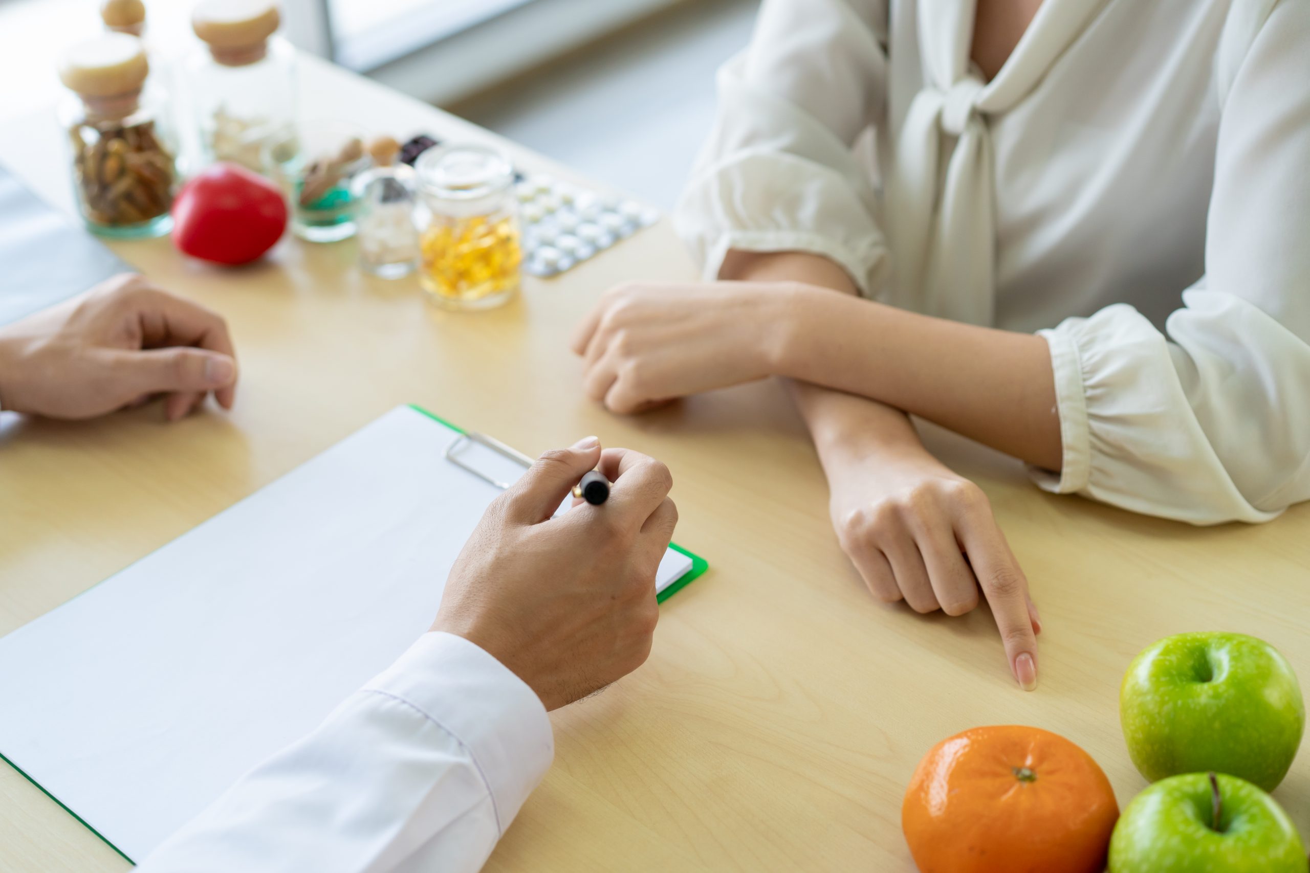 Técnico nutricionista pasando consulta a una cliente